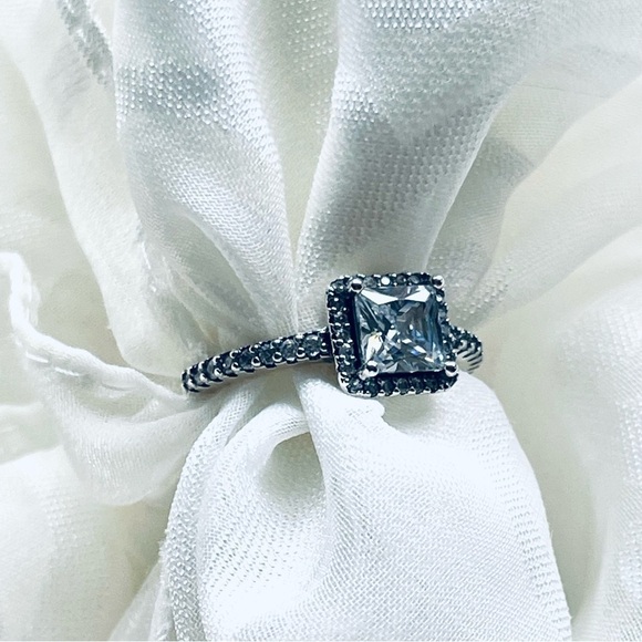 NWOT 925 Sterling Silver Sparkling Cubic Zirconia Fashion Ring - Picture 6 of 14